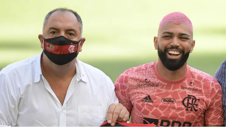 RJ - Rio de Janeiro - 14/02/2021 - BRASILEIRO A 2020, FLAMENGO X CORITNHIANS - Os jogadores Gabigol e Arrascaeta (d) posam ao lado dos dirigentes Marcos Braz (e) e Rodolfo Landim (c) durante homenagem pela marca de 100 pelo Flamengo antes na partida contra Corinthians no estadio Maracana pelo campeonato Brasileiro A 2020. Foto: Fernando Soutello/AGIF