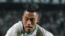 PR - CURITIBA - 06/08/2023 - BRASILEIRO A 2023, CORITIBA X BRAGANTINO - Sebastian Gomez jogador do Coritiba disputa lance com Sorriso jogador do Bragantino durante partida no estadio Couto Pereira pelo campeonato Brasileiro A 2023. Foto: Robson Mafra/AGIF