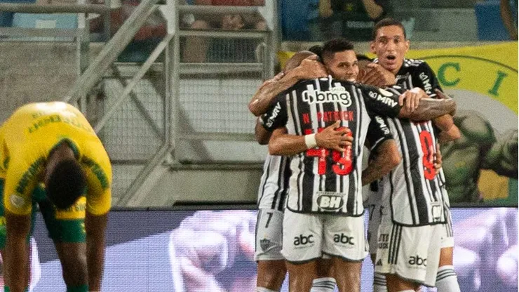 MT - CUIABA - 10/05/2023 - BRASILEIRO A 2023, CUIABA X ATLETICO-MG - Paulinho jogador do Atletico-MG comemora seu gol com jogadores do seu time durante partida contra o Cuiaba no estadio Arena Pantanal pelo campeonato BRASILEIRO A 2023. Foto: Gil Gomes/AGIF