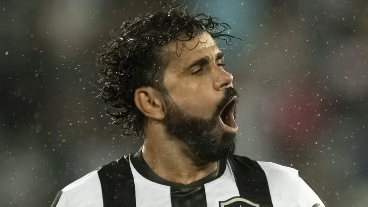 Foto: Jorge Rodrigues/AGIF - Diego Costa jogador do Botafogo comemora vitoria apos a partida contra o Bahia no estadio Engenhao pelo campeonato Brasileiro A 2023.