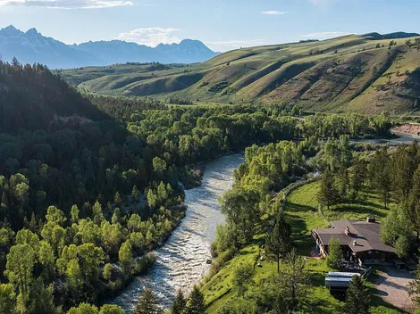 Mansão em rancho é colocada à venda por US$ 58 milhões e já foi apostada em jogo de poker