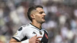 Foto: Thiago Ribeiro/AGIF - Vegetti defende o Vasco