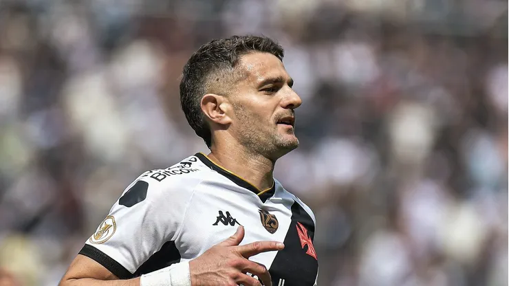 Foto: Thiago Ribeiro/AGIF - Vegetti defende o Vasco