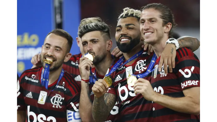 Gabigol (terceiro da esq. para dir.) tem sua saída pedida por dirigentes do Flamengo, informa portal S1 Live