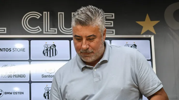 SP - SANTOS - 23/08/2023 - SANTOS, APRESENTACAO RINCON - O dirigente Alexandre Gallo fala aos jornalistas durante apresentacao oficial de Rincon como jogador do Santos em coletiva de imprensa realizada no Vila Belmiro. Foto: Fernanda Luz/AGIF