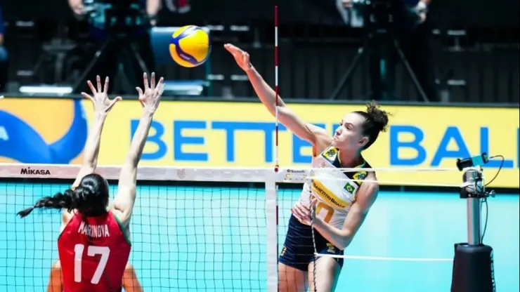 Capitã, Gabi atacando contra a Bulgária. Foto: FIVB