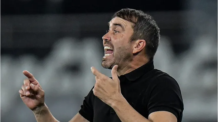 Foto: Thiago Ribeiro/AGIF - Eduardo Coudet tecnico do Internacional durante partida contra o Botafogo no estadio Engenhao pelo campeonato Brasileiro A 2023.