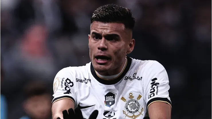 SP - Sao Paulo - 29/08/2022 - BRASILEIRO A 2022, CORINTHIANS X BRAGANTINO - Fausto Vera jogador do Corinthians reclama com a arbitragem durante partida contra o Bragantino no estadio Arena Corinthians pelo campeonato Brasileiro A 2022. Foto: Ettore Chiereguini/AGIF