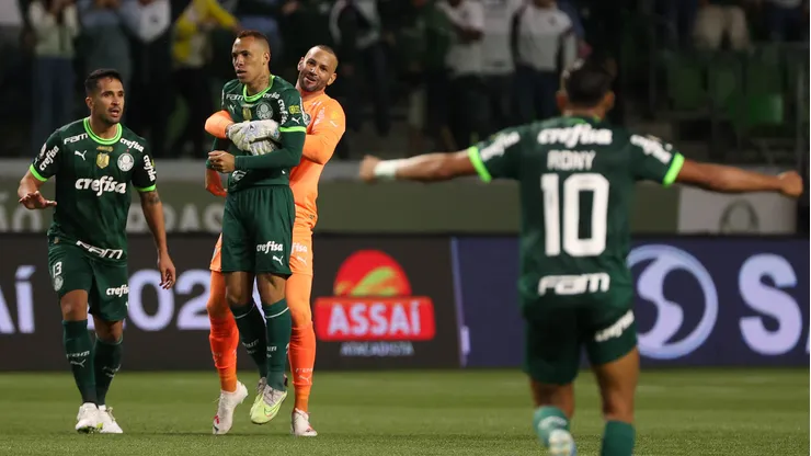 Weverton (de laranja) está próximo de se tornar piloto de avião privado