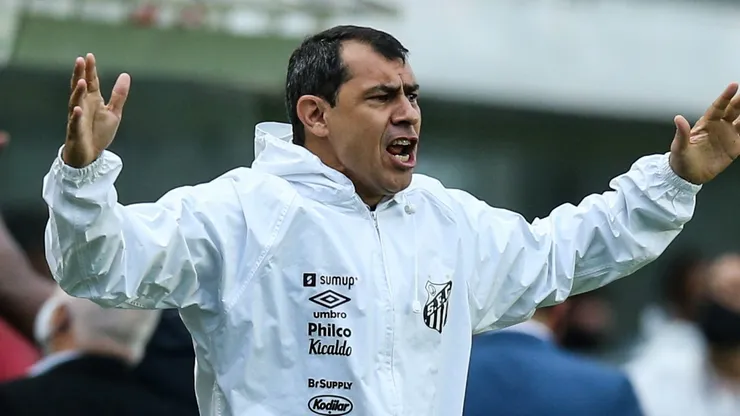 SANTOS, BRAZIL - OCTOBER 10: Fabio Carille head coach of Santos reacts during a match between Santos and Gremio as part of Brasileirao Series 2021 at Vila Belmiro Stadium on October 10, 2021 in Santos, Brazil. (Photo by Alexandre Schneider/Getty Images,)