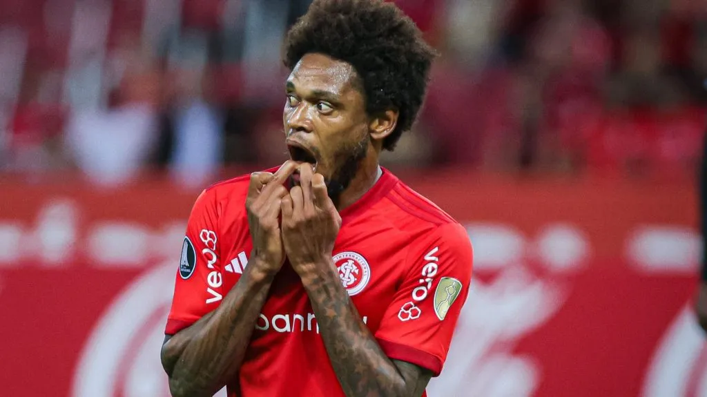 Luiz Adriano está em baixa no Internacional e pode ir para o Santos em janeiro – Foto: Maxi Franzoi/AGIF