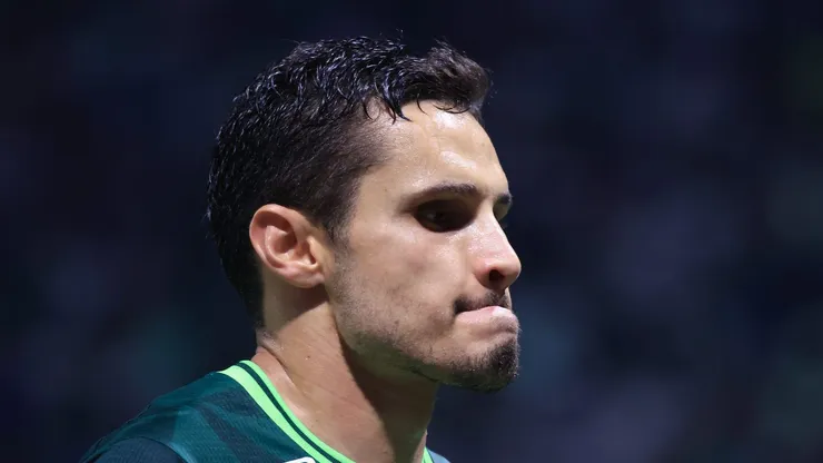 SP - SAO PAULO - 09/08/2023 - LIBERTADORES 2023, PALMEIRAS X ATLETICO-MG - Raphael Veiga jogador do Palmeiras durante partida contra o Atletico-MG no estadio Arena Allianz Parque pelo campeonato Libertadores 2023. Foto: Marcello Zambrana/AGIF