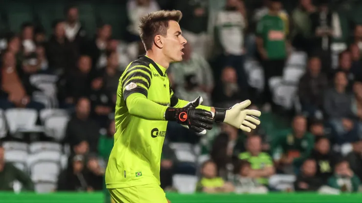 PR - CURITIBA - 14/09/2023 - BRASILEIRO A 2023, CORITIBA X BAHIA - Luan Polli goleiro do Coritiba durante partida contra o Bahia no estadio Couto Pereira pelo campeonato Brasileiro A 2023. Foto: Robson Mafra/AGIF