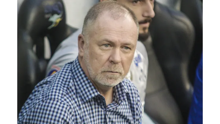 PR - Curitiba - 10/11/2018 - Brasileiro A 2018, Atletico PR x Cruzeiro - Mano Menezes tecnico do Cruzeiro durante partida contra o Atletico-PR no estadio Arena da Baixada pelo campeonato Brasileiro A 2018. Foto: Gabriel Machado/AGIF
