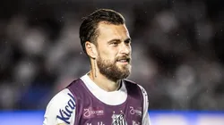 Foto: Raul Baretta/ Santos FC - Lucas Lima com o colete de suplente