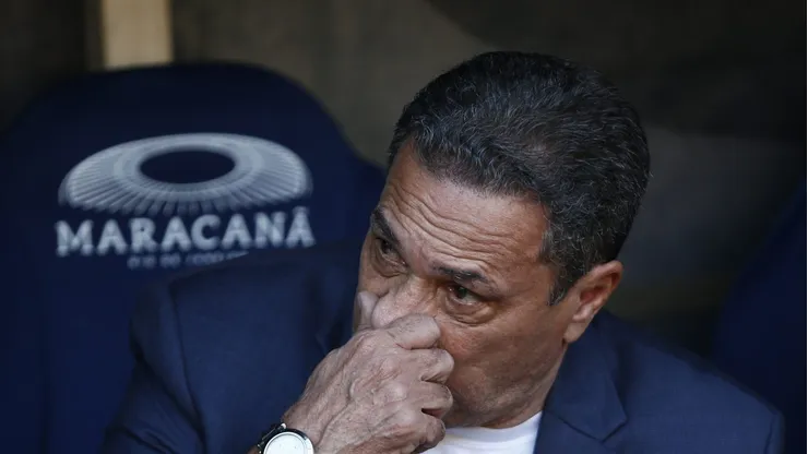 RIO DE JANEIRO, BRAZIL - MAY 21: Vanderlei Luxemburgo coach of Corinthians during a match between Flamengo and Corinthians as part of Brasileirao 2023 at Maracana Stadium on May 21, 2023 in Rio de Janeiro, Brazil. (Photo by Wagner Meier/Getty Images)