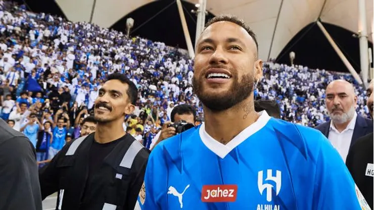 RIYADH, SAUDI ARABIA - AUGUST 19: Neymar Jr of Al Nassr FC meets the fans while halftime during the Saudi Pro League football match between Al Hilal Saudi FC and Al-Fayha atPrince Faisal Bin Fahad on August 19, 2023 in Riyadh, Saudi Arabia. (Photo by Adam Nurkiewicz/Getty Images)