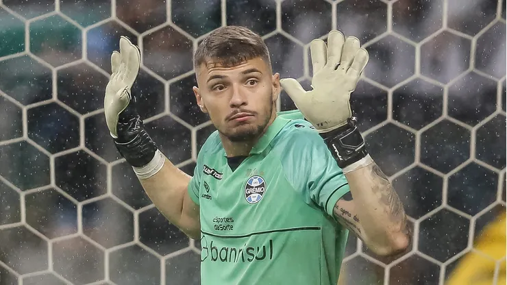 RS - PORTO ALEGRE - 12/07/2023 - COPA DO BRASIL 2023, GREMIO X BAHIA - Gabriel Grando goleiro do Gremio durante partida contra o Bahia no estadio Arena do Gremio pelo campeonato Copa do Brasil 2023. Foto: Pedro H. Tesch/AGIF