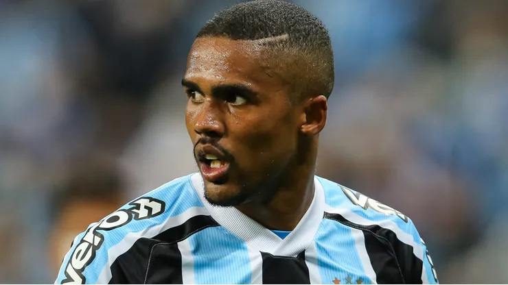 Foto: Pedro H. Tesch/AGI - Douglas Costa causou raiva em muitos gremistas