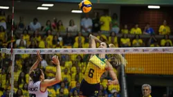 Thaisa ataca contra o bloqueio simples do Peru no Sul-Americano. Foto: Mauricio Val/FVImagem/CBV