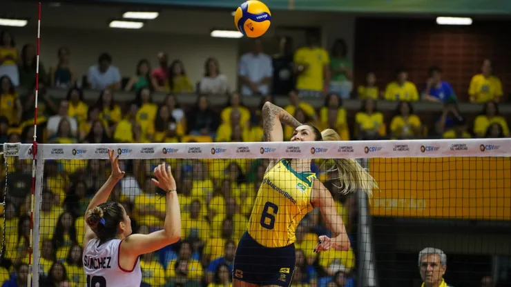 Thaisa ataca contra o bloqueio simples do Peru no Sul-Americano. Foto: Mauricio Val/FVImagem/CBV