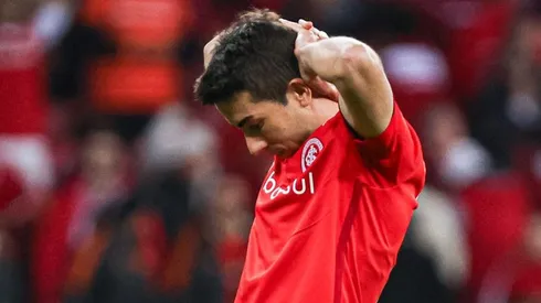 RS - PORTO ALEGRE - 08/08/2023 - LIBERTADORES 2023, INTERNACIONAL X RIVER PLATE - Carlos De Pena jogador do Internacional lamenta cobranca de penalti perdida em decisao durante partida contra o River Plate no estadio Beira-Rio pelo campeonato Libertadores 2023. Foto: Maxi Franzoi/AGIF
