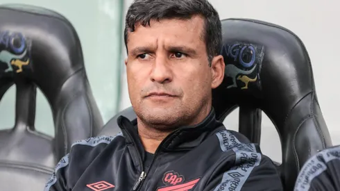 PR – CURITIBA – 02/09/2023 – BRASILEIRO A 2023, ATHLETICO-PR X ATLETICO-MG – Wesley Carvalho tecnico do Athletico-PR durante partida contra o Atletico-MG no estadio Arena da Baixada pelo campeonato Brasileiro A 2023. Foto: Robson Mafra/AGIF
