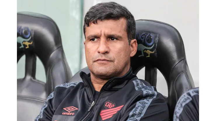 PR - CURITIBA - 02/09/2023 - BRASILEIRO A 2023, ATHLETICO-PR X ATLETICO-MG - Wesley Carvalho tecnico do Athletico-PR durante partida contra o Atletico-MG no estadio Arena da Baixada pelo campeonato Brasileiro A 2023. Foto: Robson Mafra/AGIF