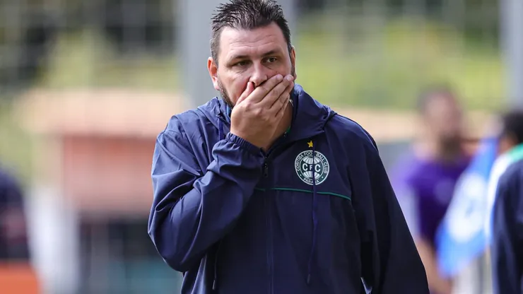 MG - BELO HORIZONTE - 16/07/2023 - BRASILEIRO A 2023, CRUZEIRO X CORITIBA - Thiago Kosloski tecnico do Coritiba durante partida contra o Cruzeiro no estadio Independencia pelo campeonato Brasileiro A 2023. Foto: Gilson Lobo/AGIF