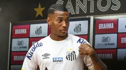 SP - SANTOS - 19/07/2023 - SANTOS, APRESENTACAO JEAN LUCAS - Jean Lucas ao lado de coordenador esportivo Paulo Roberto Falcao durante sua apresentacao oficial como jogador do Santos em coletiva de imprensa realizada no Vila Belmiro. Foto: Fernanda Luz/AGIF