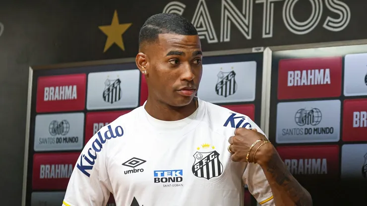 SP - SANTOS - 19/07/2023 - SANTOS, APRESENTACAO JEAN LUCAS - Jean Lucas ao lado de coordenador esportivo Paulo Roberto Falcao durante sua apresentacao oficial como jogador do Santos em coletiva de imprensa realizada no Vila Belmiro. Foto: Fernanda Luz/AGIF