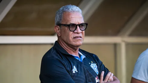 Foto: Alexandre Lago/AGIF - Helio dos Anjos, tecnico do Paysandu durante partida contra o America-RN no estadio Arena das Dunas pelo campeonato Brasileiro C 2023.