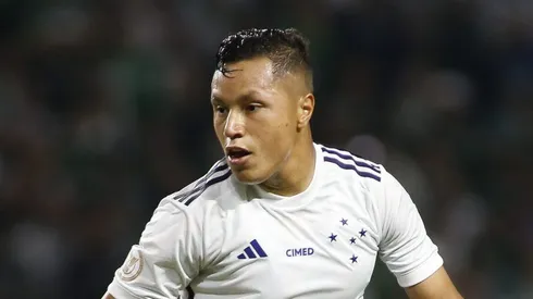 SAO PAULO, BRAZIL - AUGUST 14: Marlon of Cruzeiro controls the ball during a match between Palmeiras and Cruzeiro as part of Brasileirao 2023 at Allianz Parque on August 14, 2023 in Sao Paulo, Brazil. (Photo by Miguel Schincariol/Getty Images)