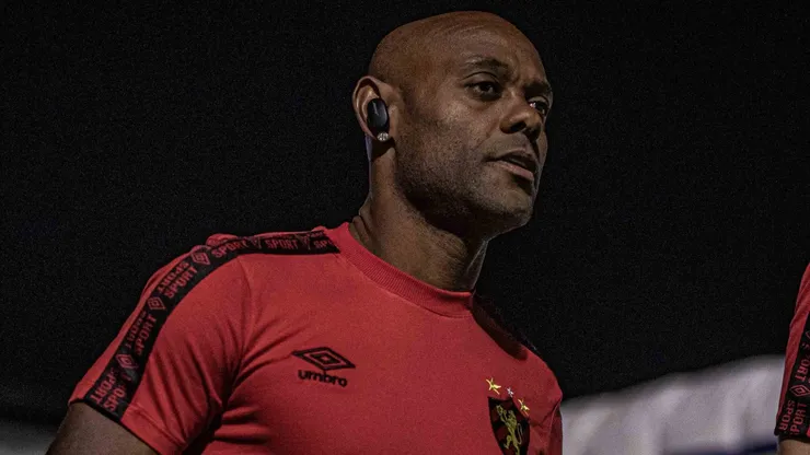 Foto: Isabela Azine/AGIF - Vagner Love jogador do Sport durante partida contra o Vila Nova-GO no estadio Onesio Brasileiro Alvarenga pelo campeonato Brasileiro A 2023.