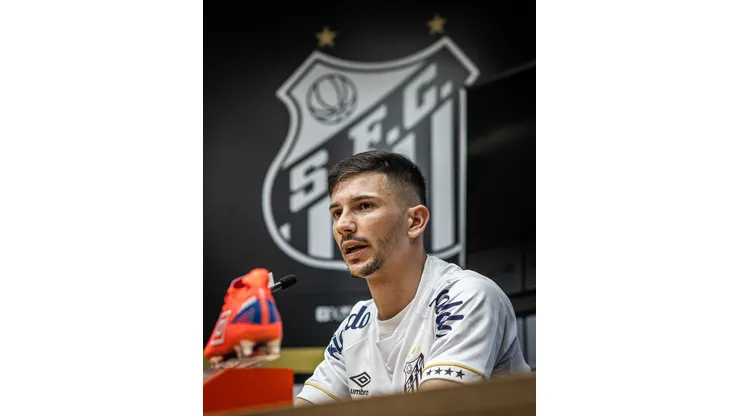 Reprodução/Santos Twitter. Maxi é apresentado ao Santos