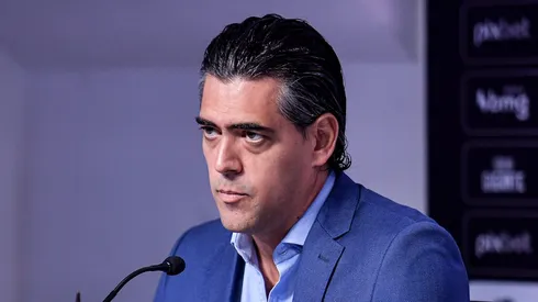 Foto: Thiago Ribeiro/AGIF - O dirigente Paulo Bracks fala aos jornalistas durante apresentacao oficial de Dimitri Payet como jogador do Vasco em coletiva de imprensa realizada no Sao Januario.