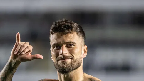 SP - SANTOS - 26/04/2023 - COPA DO BRASIL 2023, SANTOS X BOTAFOGO-SP - Lucas Lima jogador do Santos comemora vitoria ao final da partida contra o Botafogo-SP no estadio Vila Belmiro pelo campeonato Copa do Brasil 2023. Foto: Abner Dourado/AGIF