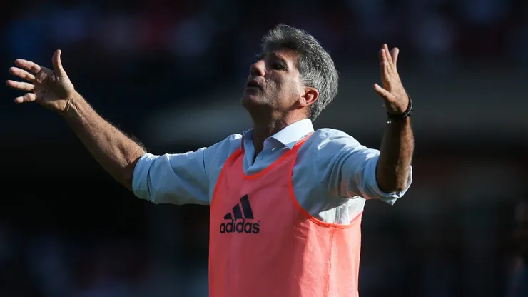 SAO PAULO, BRAZIL - NOVEMBER 14: Renato Gaucho head coach of Flamengo reacts during a match between Sao Paulo and Flamengo as part of Brasileirao Series A 2021 at Morumbi Stadium on November 14, 2021 in Sao Paulo, Brazil. (Photo by Alexandre Schneider/Getty Images)