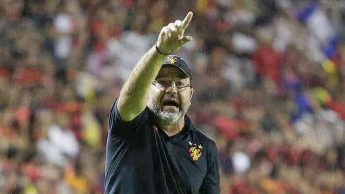 Foto: Rafael Vieira/AGIF - Enderson Moreira tecnico do Sport durante partida contra o Criciuma no estadio Ilha do Retiro pelo campeonato Brasileiro B 2023.