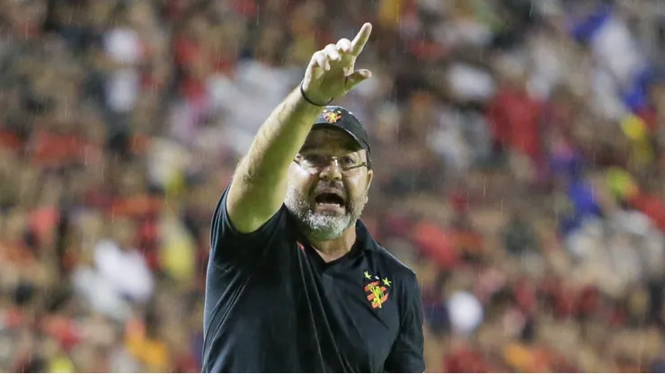 Foto: Rafael Vieira/AGIF - Enderson Moreira tecnico do Sport durante partida contra o Criciuma no estadio Ilha do Retiro pelo campeonato Brasileiro B 2023.