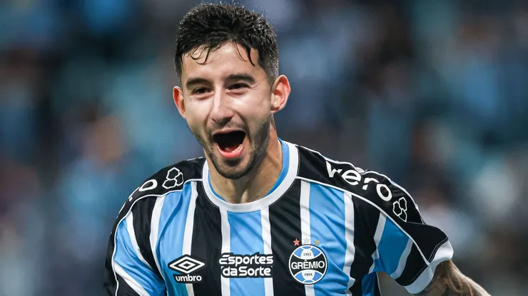 Foto: Maxi Franzoi/AGIF - Mathias Villasanti jogador do Gremio comemora seu gol durante partida contra o Bahia no estadio Arena do Gremio pelo campeonato Copa do Brasil 2023.