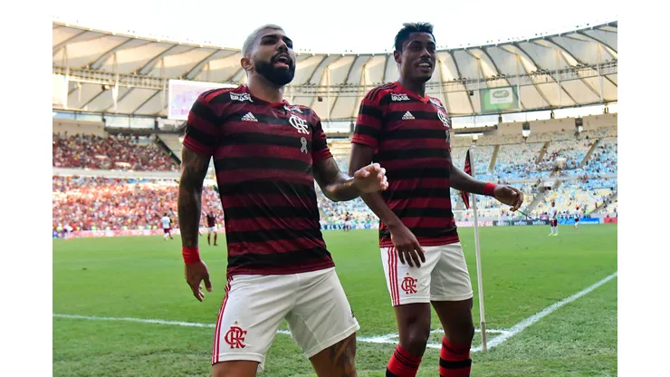 RJ - Rio de Janeiro - 24/03/2019 - Carioca 2019, Flamengo x Fluminense -Gabigol jogador do Flamengo comemora seu gol com o jogador Bruno Henrique durante partida contra o Fluminense no estadio Maracana pelo campeonato Carioca 2019. Foto: Thiago Ribeiro/AGIF