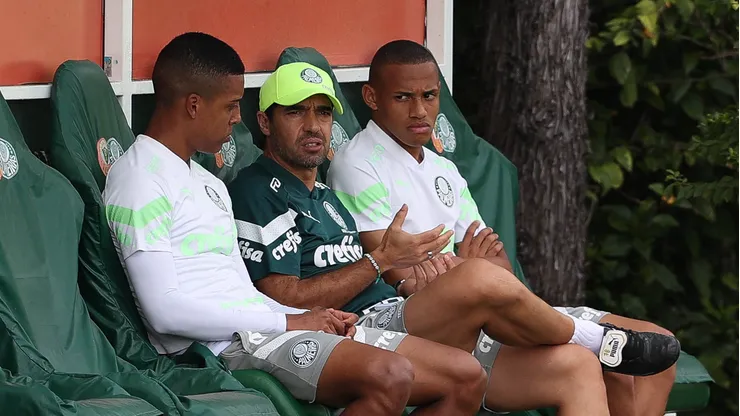 Foto: Cesar Greco/Palmeiras/by Canon - Abel conversa com Jhon Jhon (à direita) e Vanderlan em treino do Palmeiras