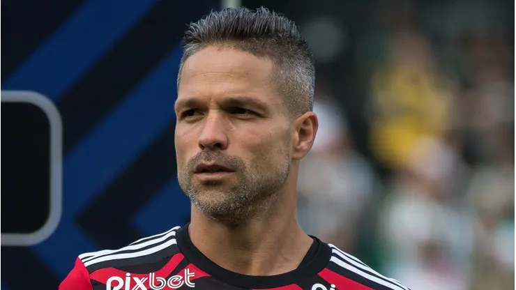 PR - Curitiba - 06/11/2022 - BRASILEIRO A 2022, CORITIBA X FLAMENGO - Diego Ribas jogador do Flamengo durante execucao do hino nacional antes da partida contra o Coritiba no estadio Couto Pereira pelo campeonato Brasileiro A 2022. Foto: Robson Mafra/AGIF