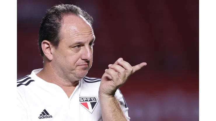 Rogério Ceni chegou em Salvador no fim de semana, mas não deixou o São Paulo 'de lado' em desembarque