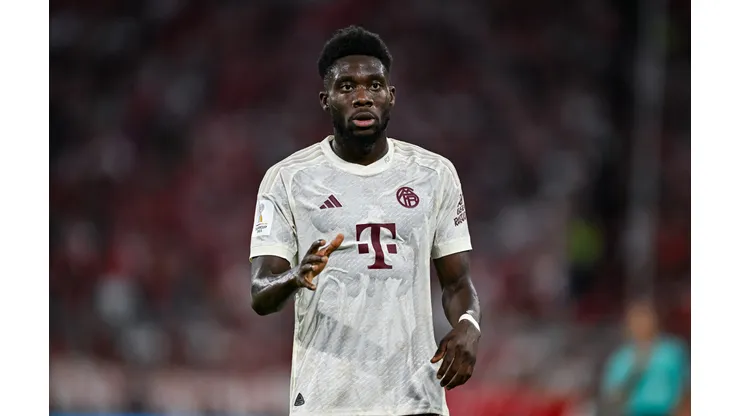 Daniel Kopatsch/Getty Images. Decisão de Alphonso Davies liga sinal de alerta no Real Madrid