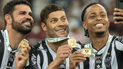 PR - Curitiba - 15/12/2021 - COPA DO BRASIL 2021, ATHLETICO-PR X ATLETICO-MG - Diego Costa, Hulk e Keno, jogadores do Atletico-MG com medalhas de campeao durante cerimonia de premiacao ao final da partida contra o Athletico-PR no estadio Arena da Baixada pela decisao do campeonato Copa do Brasil 2021. Foto: Robson Mafra/AGIF