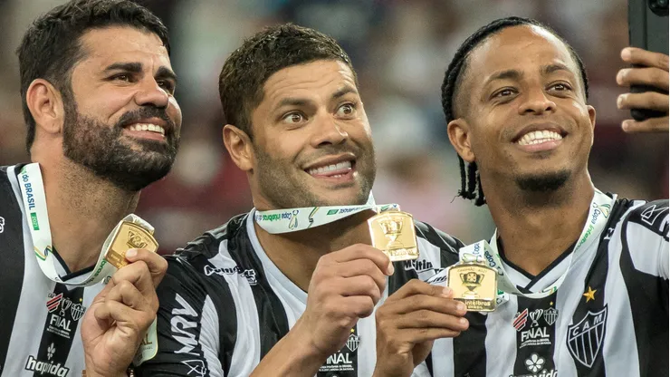 PR - Curitiba - 15/12/2021 - COPA DO BRASIL 2021, ATHLETICO-PR X ATLETICO-MG - Diego Costa, Hulk e Keno, jogadores do Atletico-MG com medalhas de campeao durante cerimonia de premiacao ao final da partida contra o Athletico-PR no estadio Arena da Baixada pela decisao do campeonato Copa do Brasil 2021. Foto: Robson Mafra/AGIF