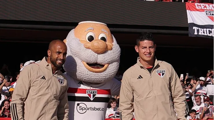 SP - SAO PAULO - 06/08/2023 - BRASILEIRO A 2023, SAO PAULO X ATLETICO-MG - Lucas Moura e James Rodriguez jogadores do Sao Paulo durante sua apresentacao antes de partida contra o Atletico-MG no estadio Morumbi pelo campeonato Brasileiro A 2023. Foto: Ettore Chiereguini/AGIF