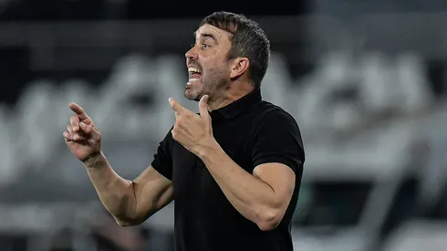 Foto: Thiago Ribeiro/AGIF - Eduardo Coudet tecnico do Internacional durante partida contra o Botafogo no estadio Engenhao pelo campeonato Brasileiro A 2023.